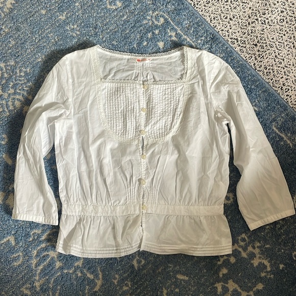 L&Beautiful white button down blouse, (size S) - Picture 1 of 3